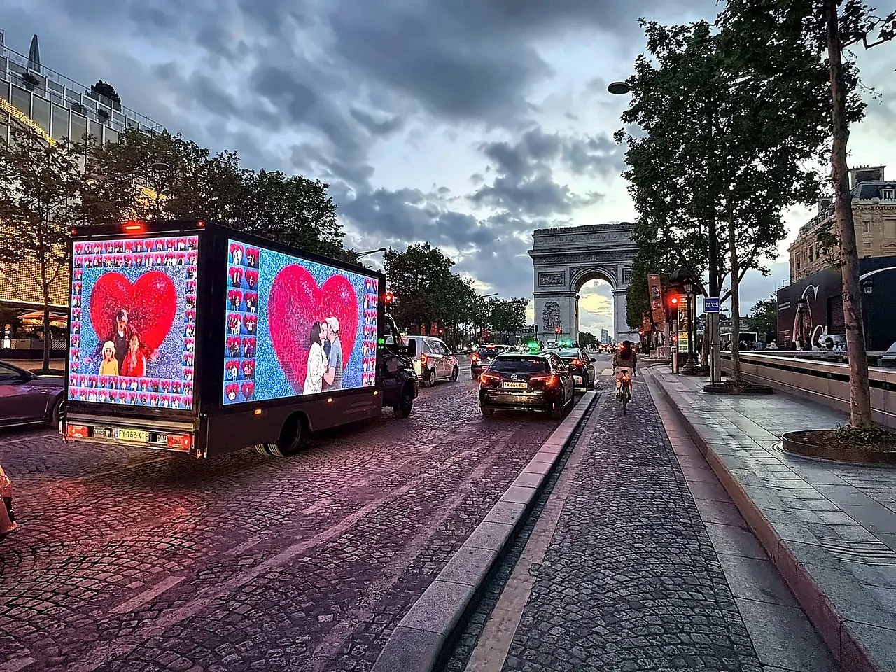 Nuit Blanche · Champs-Élysées — Opération menée avec la Ville de Paris.