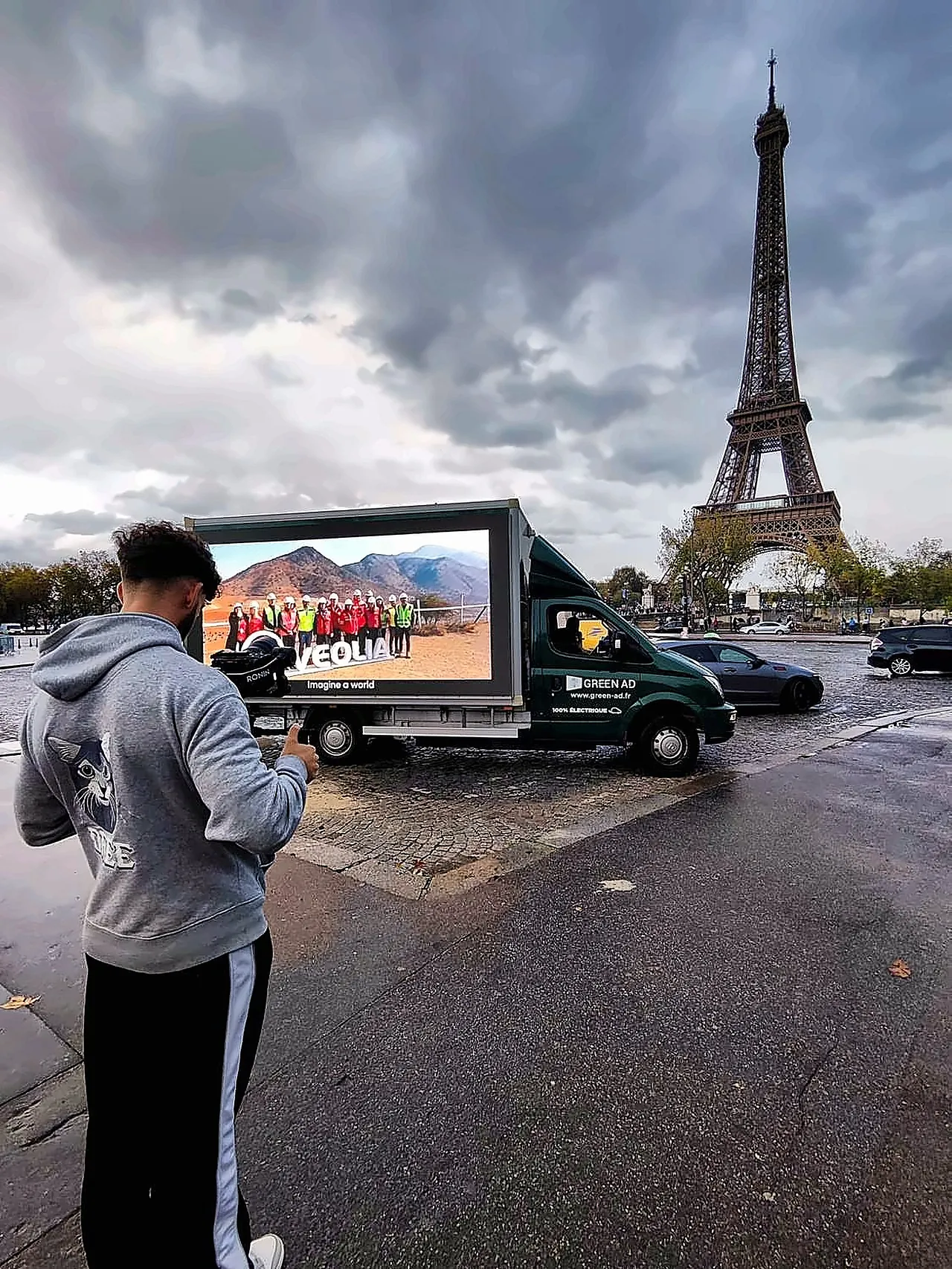 Tour Eiffel — Campagne de destination en zone à forte affluence