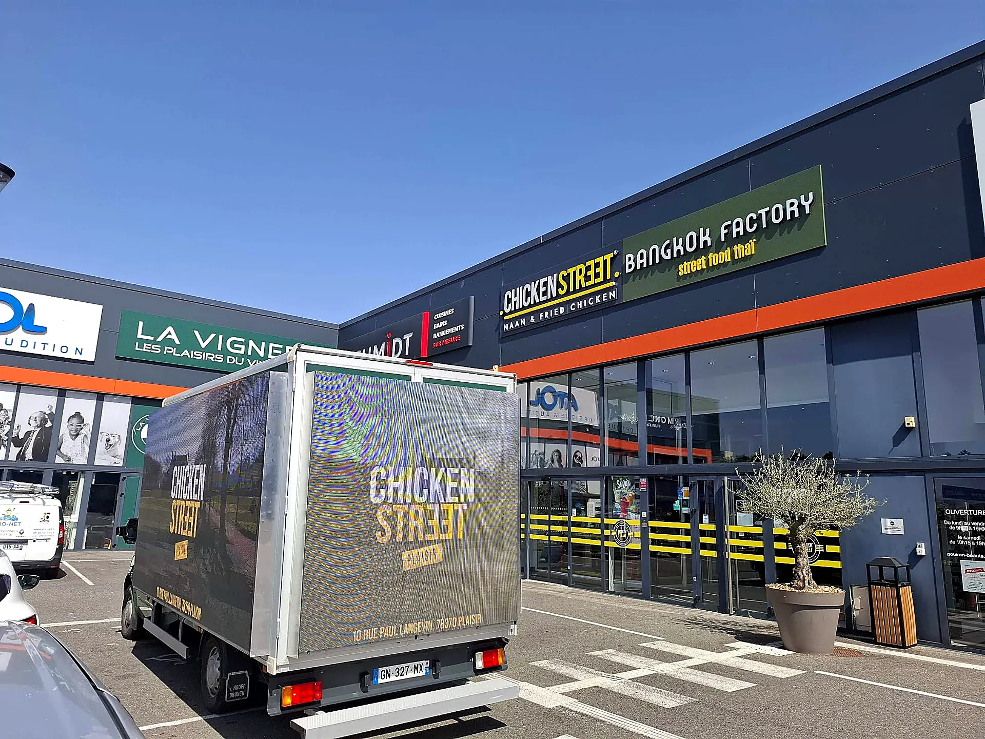 Camion LED affichant Chicken Street devant le restaurant