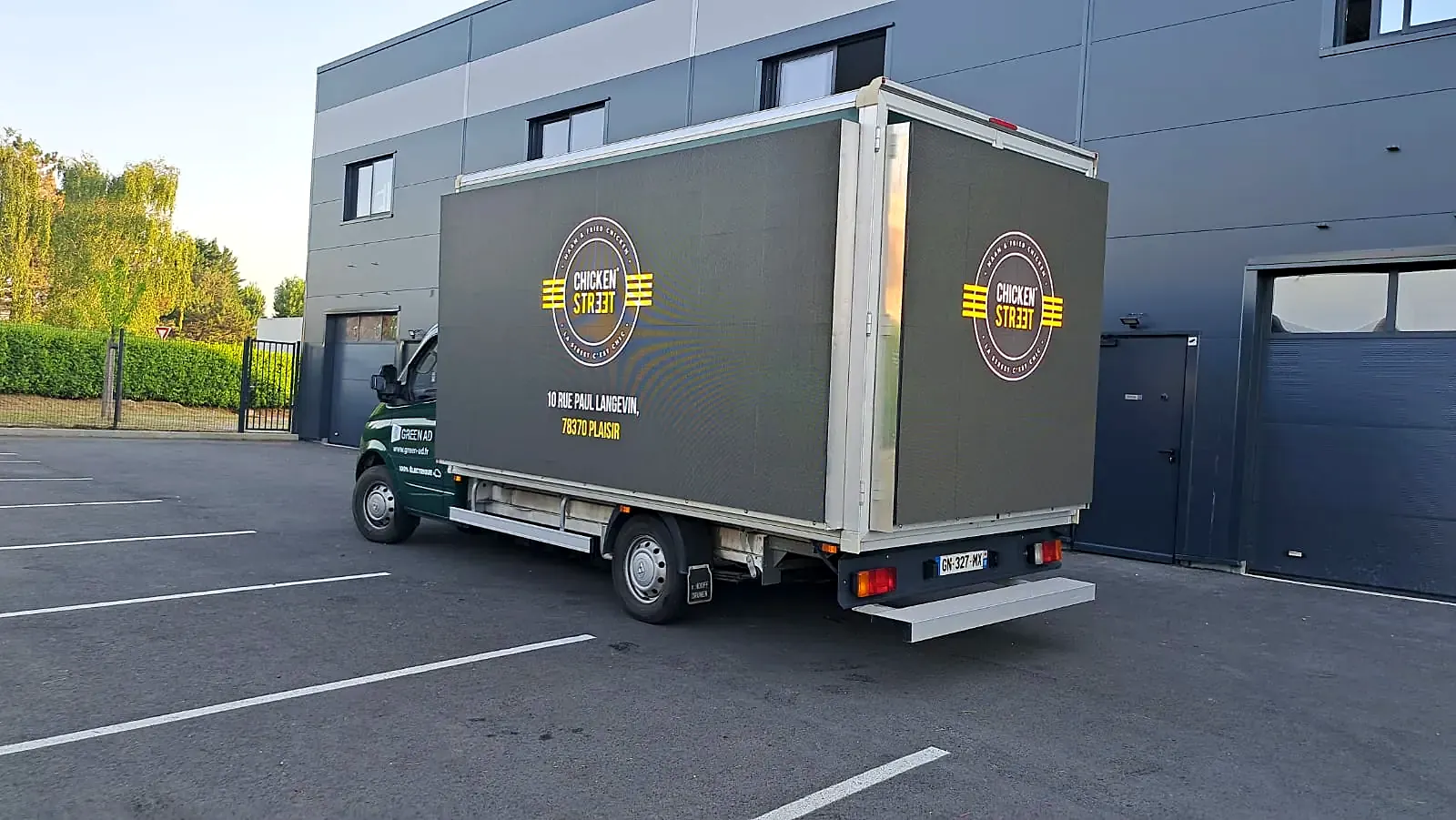 Camion LED affichant le logo Chicken Street et l'adresse du restaurant de Plaisir