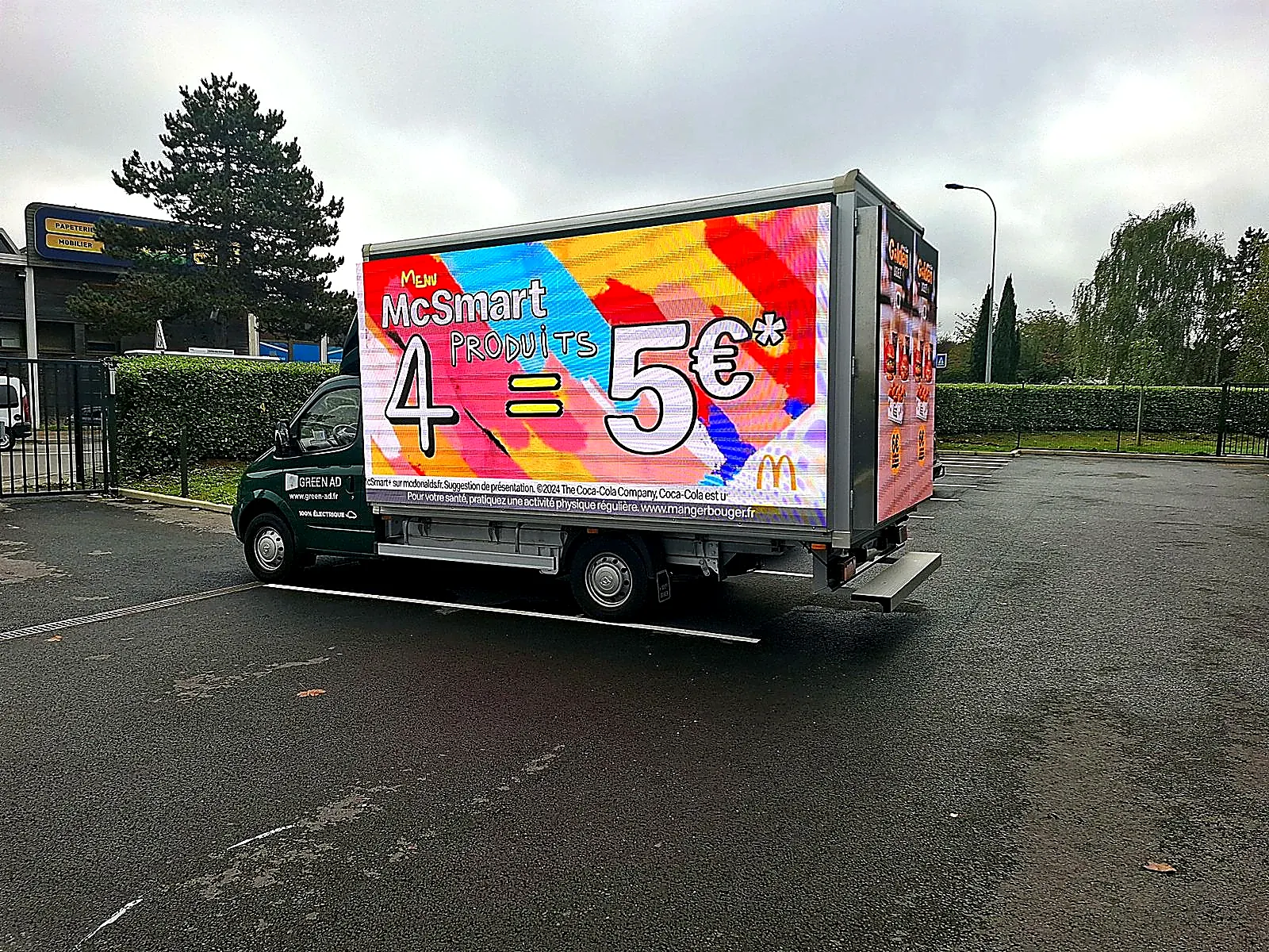 Camion LED Green Ad 100 % électrique affichant une promotion McDonald's