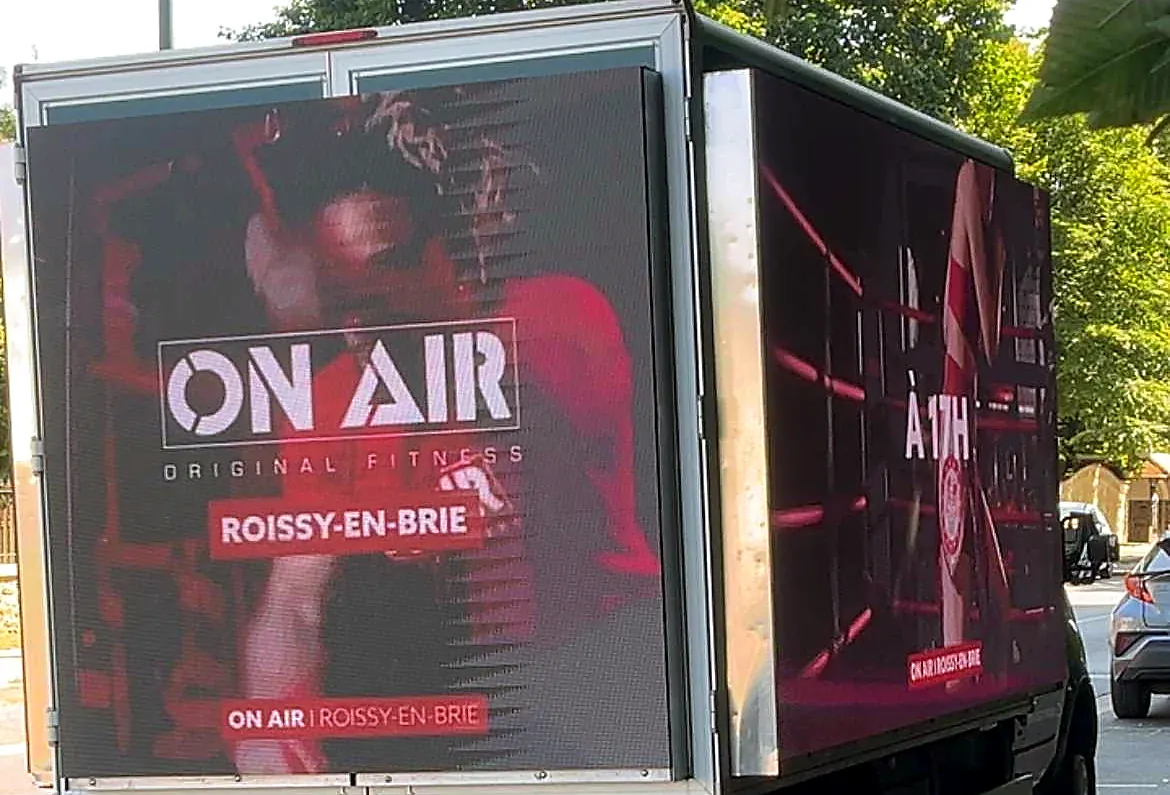 Camion LED affichant la salle de sport ON AIR Roissy-en-Brie