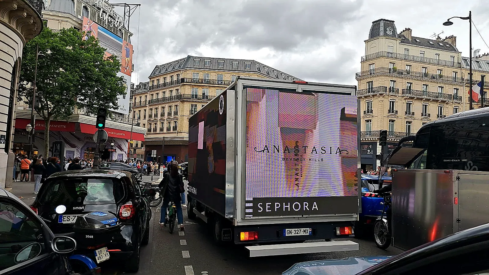 Camion LED affichant une campagne Anastasia Beverly Hills et Sephora dans une rue de Paris