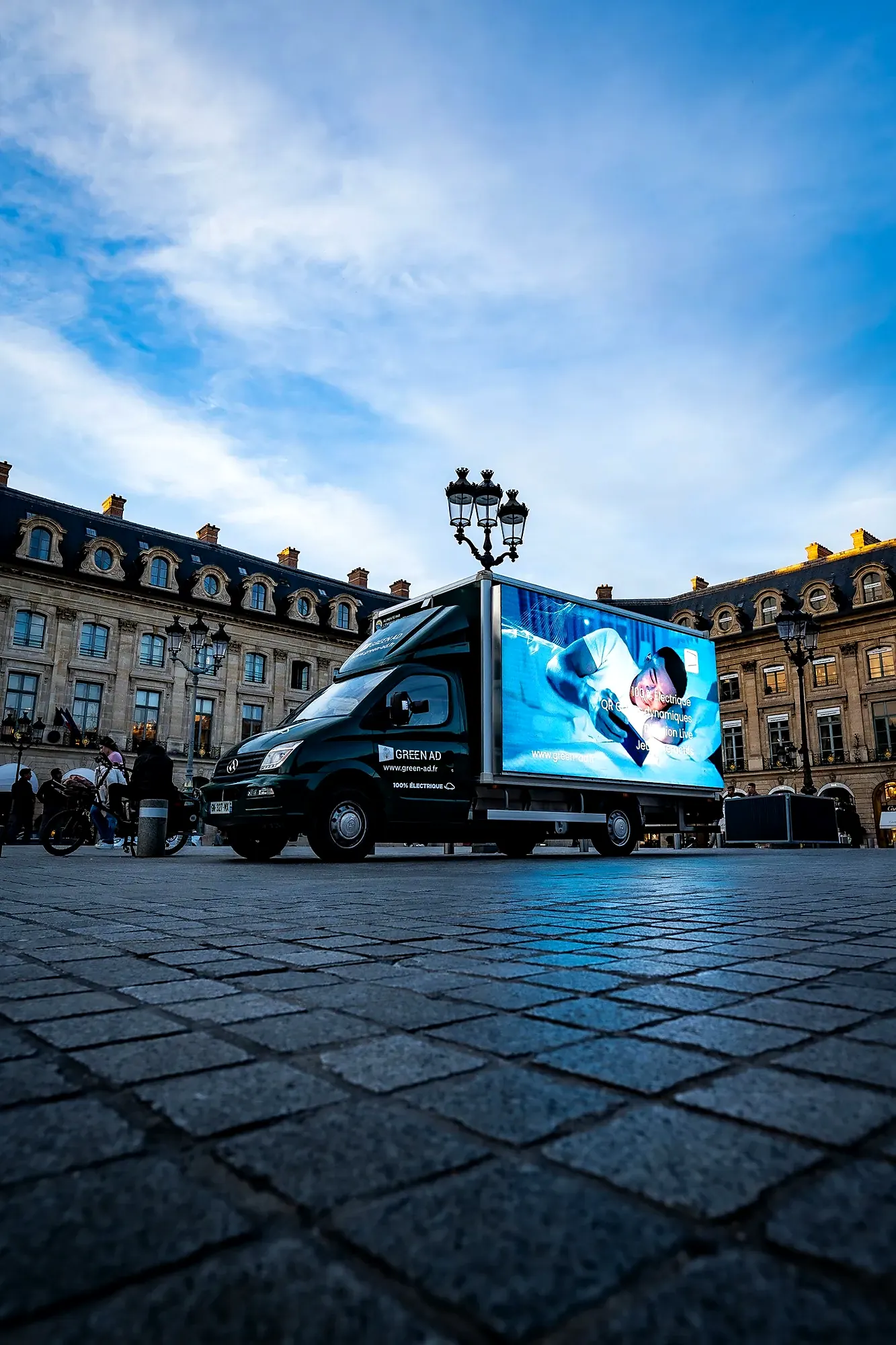 Camion LED Green Ad 100 % électrique place Vendôme à Paris